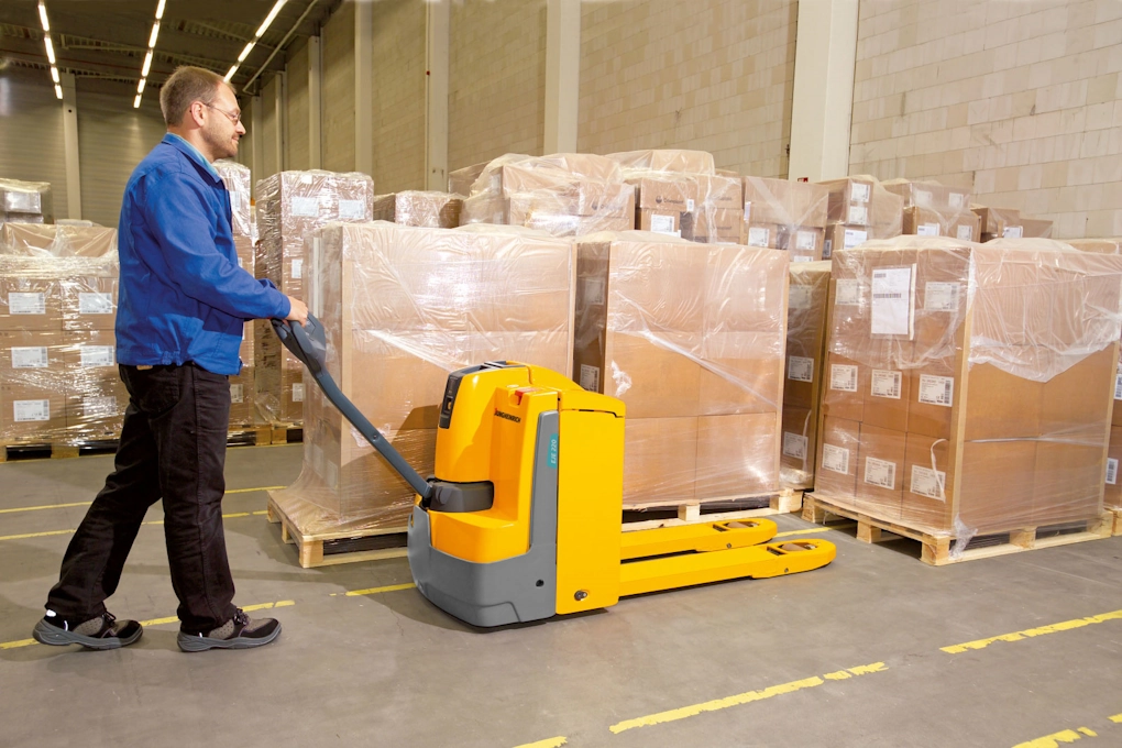 Ručni baterijski viličar bez krana pogodan je za brzi transport paleta na kratke udaljenosti. Jungheinrich Eje 220 Vilicar Teret 1020x680