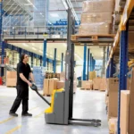 Jungheinrich Rucni Baterijski Ejcm10b Dizanje Palete S Teretom Na Visinu 680x680